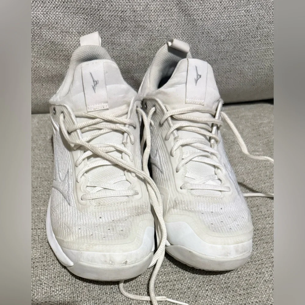Mizuno White Athletic Shoes - Picture 2 of 5